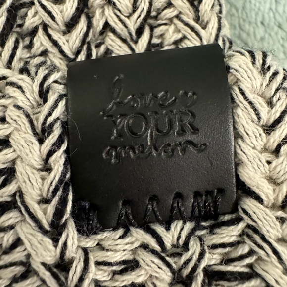 Peanuts x Love Your Melon Woodstock Gray/Black Pom Beanie - Picture 5 of 9